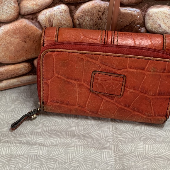 FOSSIL CROCODILE ORANGE-RED (5") Leather  Tri-Fold Wallet - Picture 4 of 16